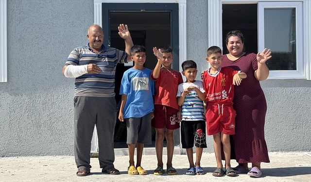 Üvey kardeşlerine de annelik yapan Nuriye'nin yıkılan evini yardımseverler yaptırdı