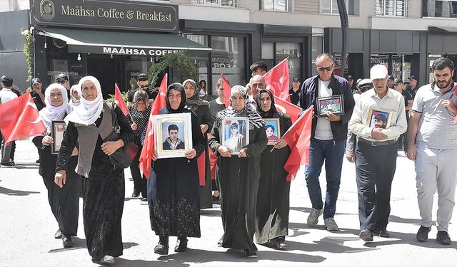 Vanlı aileler DEM Parti binası önündeki 'evlat nöbeti'ni sürdürdü