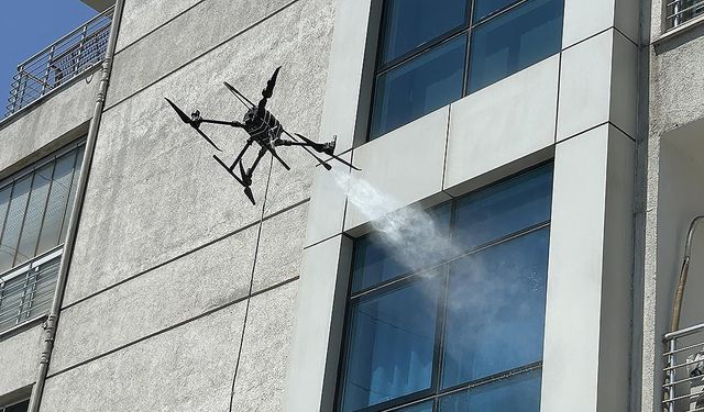 Yüksek katlı binaların dış cephelerinde 'dronla temizleme' yöntemi