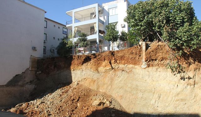 Antalya'da göçükte zarar gören evlerinden tahliye edilen aileler bekleyişini sürdürüyor