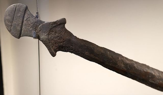 Arslantepe'de bulunan yaklaşık 5 bin 500 yıllık kılıçlar tarihe ışık tutuyor