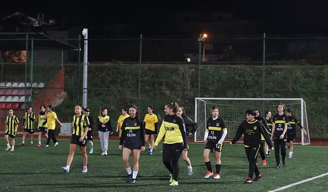 Edirne'nin tek kadın futbol takımı yeni sezona şampiyonluk hedefiyle hazırlanıyor