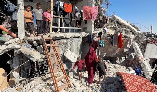 Filistinliler başlarını sokacak yer bulamadıkları için yıkılmaya yüz tutmuş evlere sığınıyor