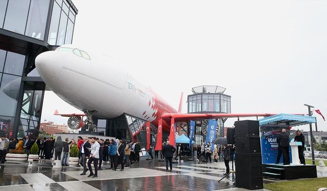 Havacılık ve Bilim Merkezi'ne dönüştürülen uçak ziyaretçilerine kapılarını açtı