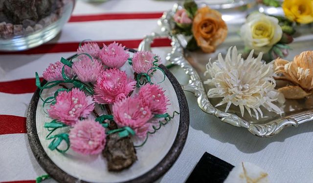 İpek böceği kozalarını 31 yıldır sanata dönüştürüyor