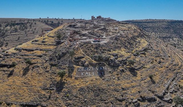Kaymakam, tarihi Zerzevan Kalesi'ndeki kazıda gönüllü iz sürüyor