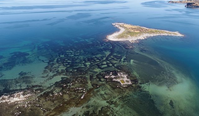 Sıcak hava ve kuraklık Van Gölü'nde buharlaşmayı artırdı