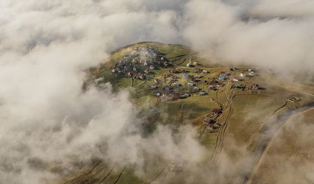 Sultan Murat Yaylası sis altındaki güzelliğiyle ziyaretçilerini karşılıyor