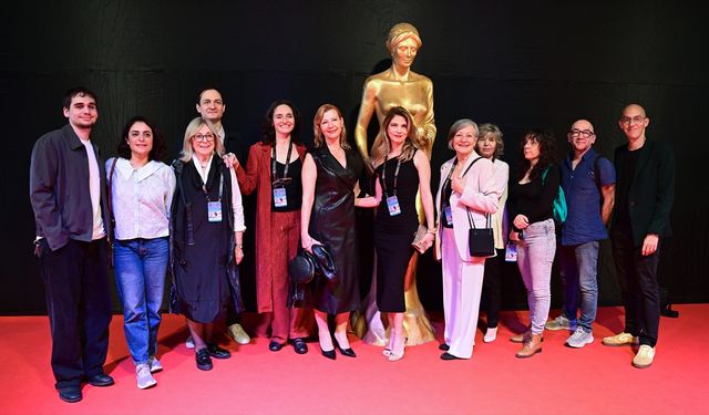 Uluslararası Antalya Altın Portakal Film Festivali'nin açılış töreni kırmızı halı geçişiyle başladı