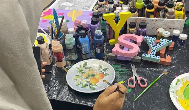 Yeşilay sayesinde bağımlılıktan kurtulan bireyler el sanatları kursunda hobi ediniyor