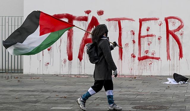 Almanya'da Filistin destekçileri Başbakanlık binasına kırmızı boyayla 'failler' yazdı