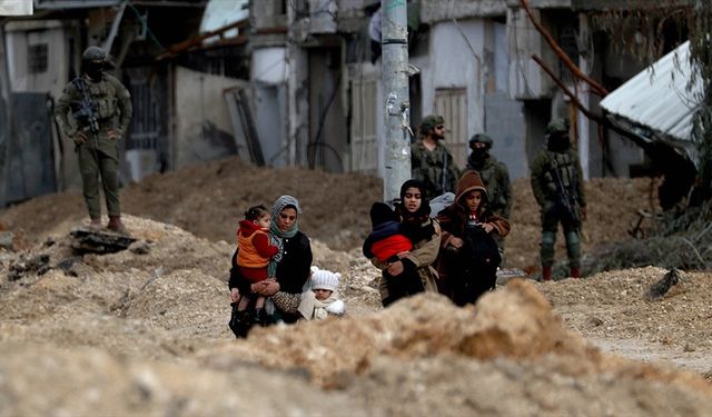 Batı Şeria'daki el-Faria Mülteci Kampına baskın düzenleyen İsrail ordusu Filistinlileri göçe zorluyor