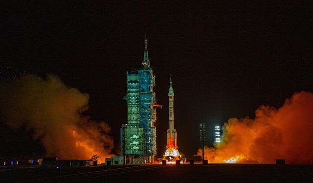 Çin, mekik hasarı nedeniyle Dünya'ya dönemeyen taykonotları diğer personel mekiğiyle getiriyor