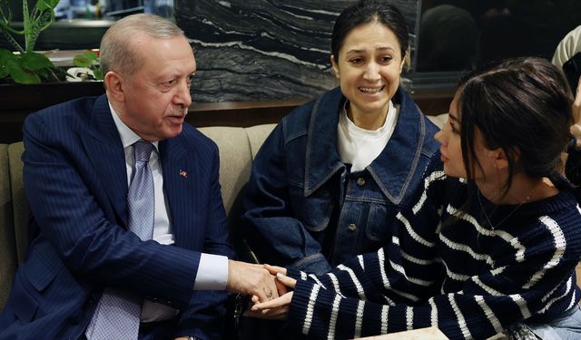 Cumhurbaşkanı Erdoğan kafede vatandaşlarla sohbet etti