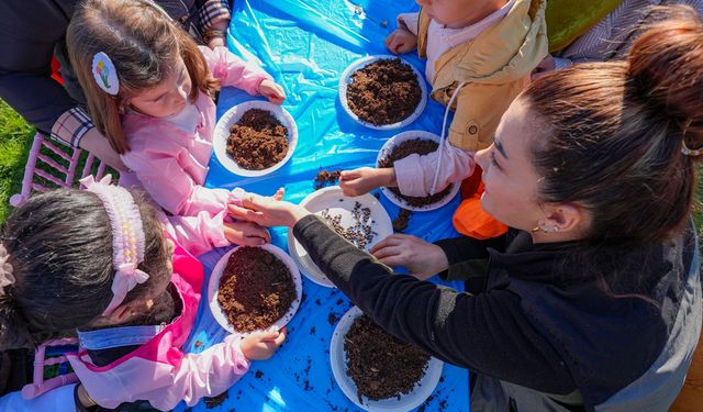 Diyarbakır'da minik eller 'yeşil vatan' için tohum topları hazırlıyor