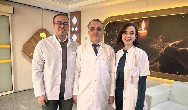 Doktor baba, kızı ve damadı aynı hastanede hizmet veriyor
