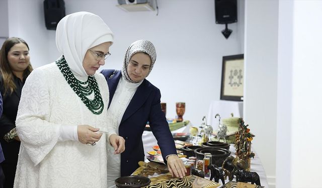 Emine Erdoğan Güney Afrika'da Yunus Emre Enstitüsünü ziyaret etti