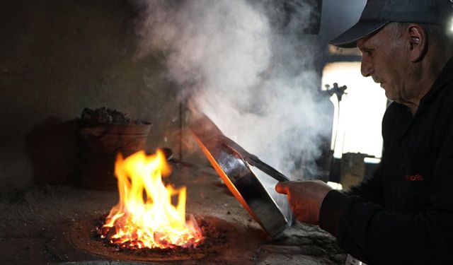 Erzurum'un son ustalarından Fuat Kavgacı 61 yıldır kalaycılık ateşini söndürmüyor