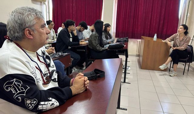 Görme engelli 50 yaşındaki üniversite öğrencisinin en büyük destekçisi sınıf arkadaşları