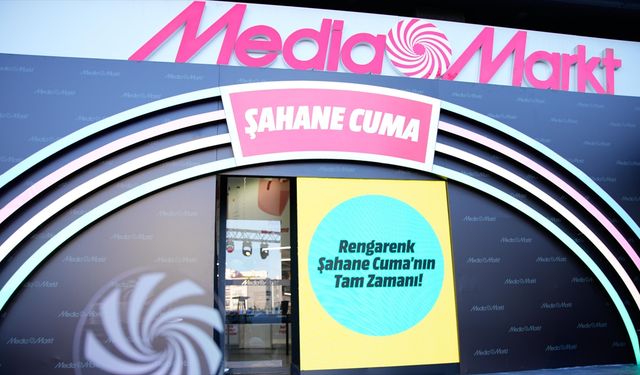 MediaMarkt Rengarenk Şahane Cuma kampanyasını 'Branda Yırtma' etkinliğiyle başlattı