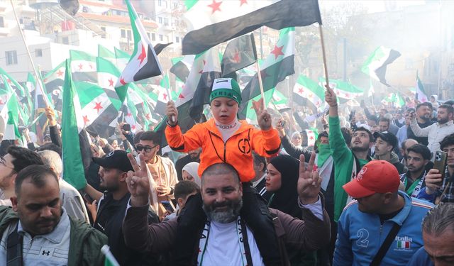 Suriye'de rejiminin devrildiği 'Düşmanı Caydırma Operasyonu'nun yıl dönümünde kutlama gösterileri düzenlendi