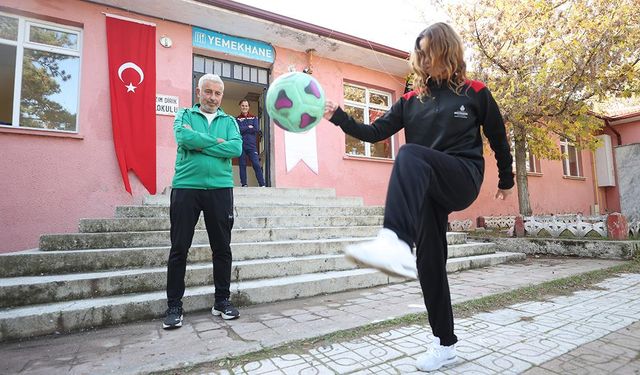 Tolga öğretmen köylerden gelen kız öğrencilere okulu futsalla sevdirdi