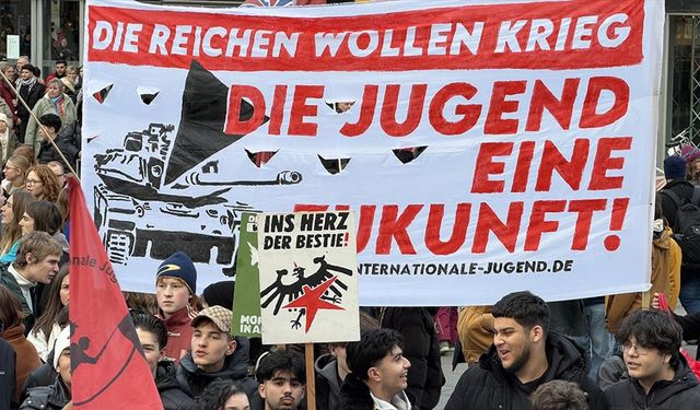 Almanya'da binlerce öğrenci Federal Meclisten geçen 'askerlik hizmeti yasa tasarısını' protesto etti