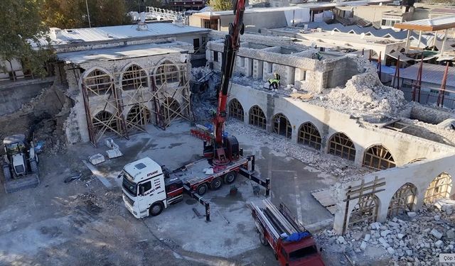 Depremlerde yıkılan tarihi Tuz Hanı yeniden ayağa kaldırılıyor