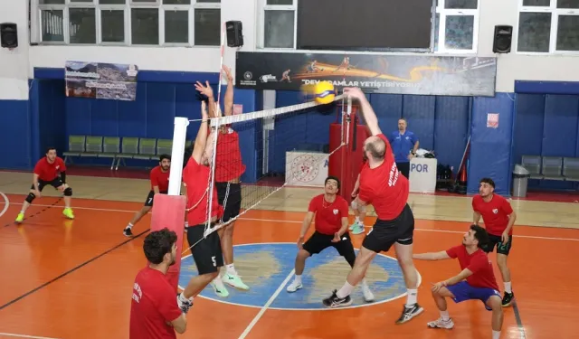Artvinspor, kadın ve erkek bölgesel voleybol ligine hazırlanıyor
