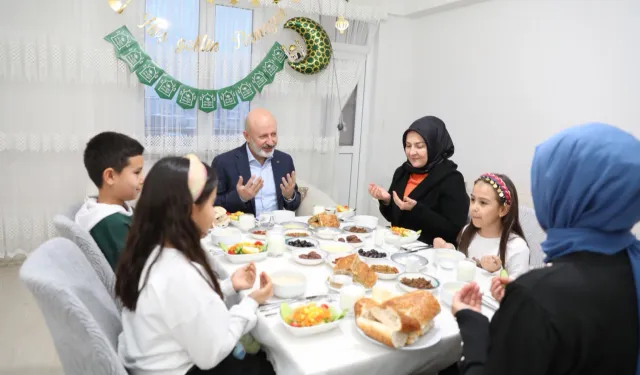 Çolakbayrakdar çifti Özsoy ailesinin iftar sofrasında