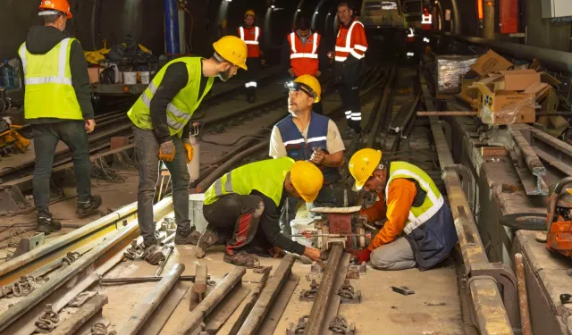 İzmir Bornova'da metro hattında raylar yenileniyor