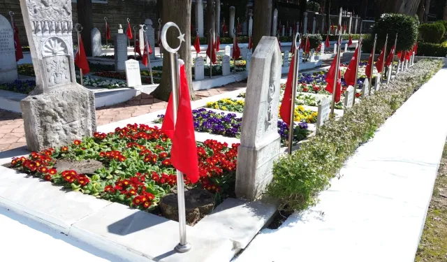 Kocaeli Büyükşehir'den 18 Mart öncesi şehitliklerde titiz çalışma