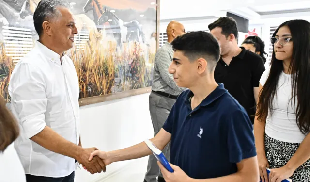 Antalya Muratpaşa'da başarılı öğrenciler hediye çekiyle ödüllendirildi