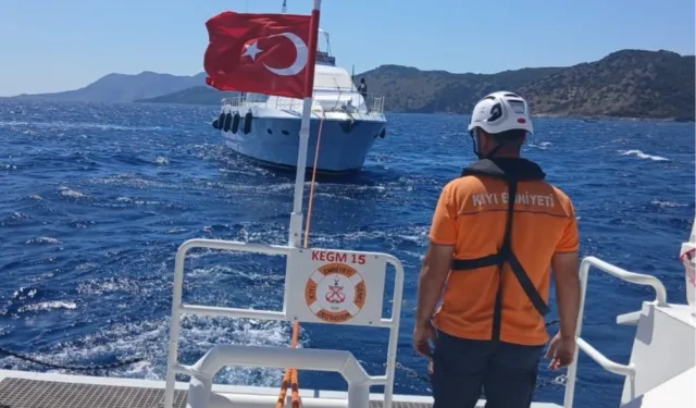 Fethiye açıklarında arızalanan tekne kurtarıldı