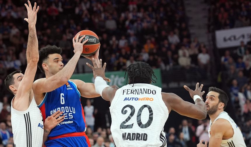 Anadolu Efes, Real Madrid'i 79-73 mağlup etti