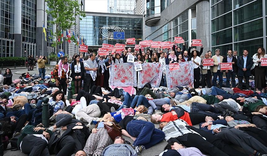 AP önünde yere uzanan aktivistler, İsrail'in Gazze'deki soykırımını protesto etti