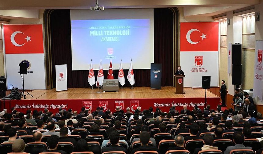 Bakan Kacır: Türk milletinin öz evlatları, gökyüzüne imzalarını attı