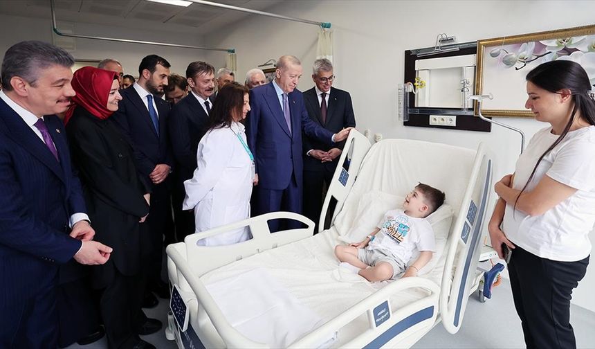 Cumhurbaşkanı Erdoğan, açılışını yaptığı hastanedeki hastaları ziyaret etti