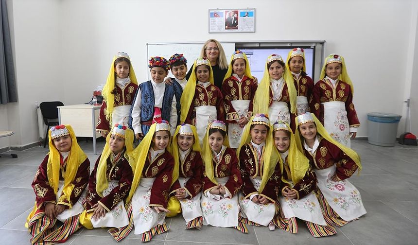 Depremzede öğrenciler yeni okullarında açılan kurslarla sosyalleşiyor