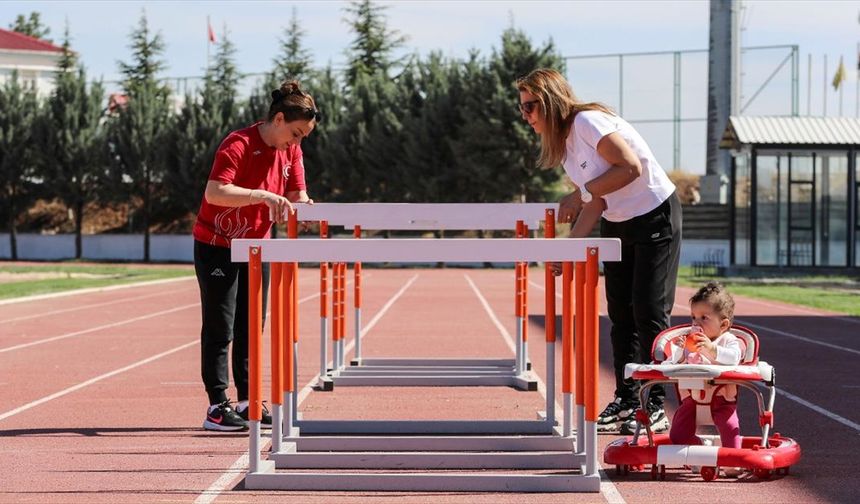 Diyarbakır'ın şampiyon kadın sporcuları yeşil sahada hem antrenör hem anne