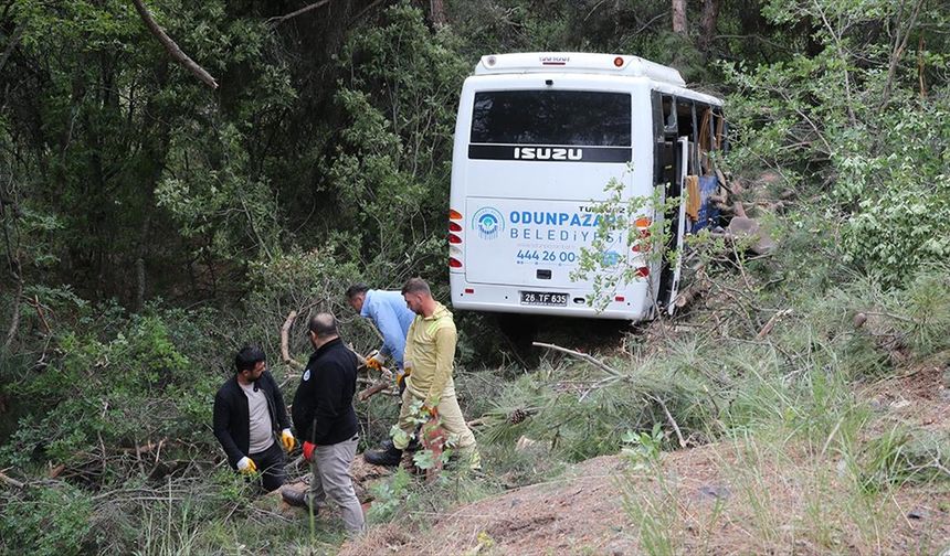Eskişehir'de tırmanma yarışı görevlilerini taşıyan midibüsün yoldan çıkması sonucu 28 kişi yaralandı