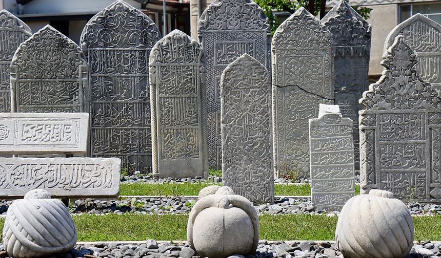 Fatih Sultan Mehmet'in ressamının mezar taşı Bursa'da korunuyor