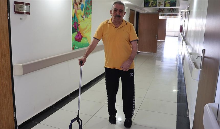 Felçli hasta sedyeyle geldiği hastaneden yürüyerek çıktı