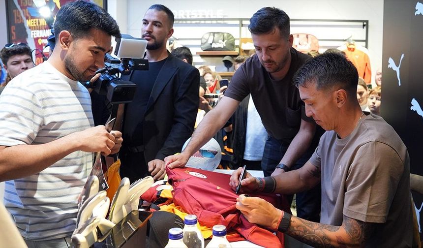 Galatasaray'ın Uruguaylı file bekçisi Muslera, imza gününde taraftarla buluştu