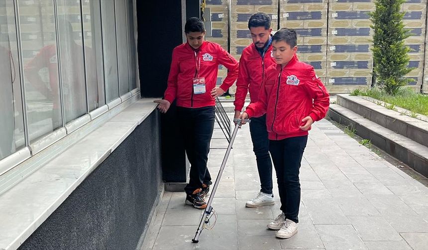 Görme engelli arkadaşları için "akıllı baston" tasarladılar