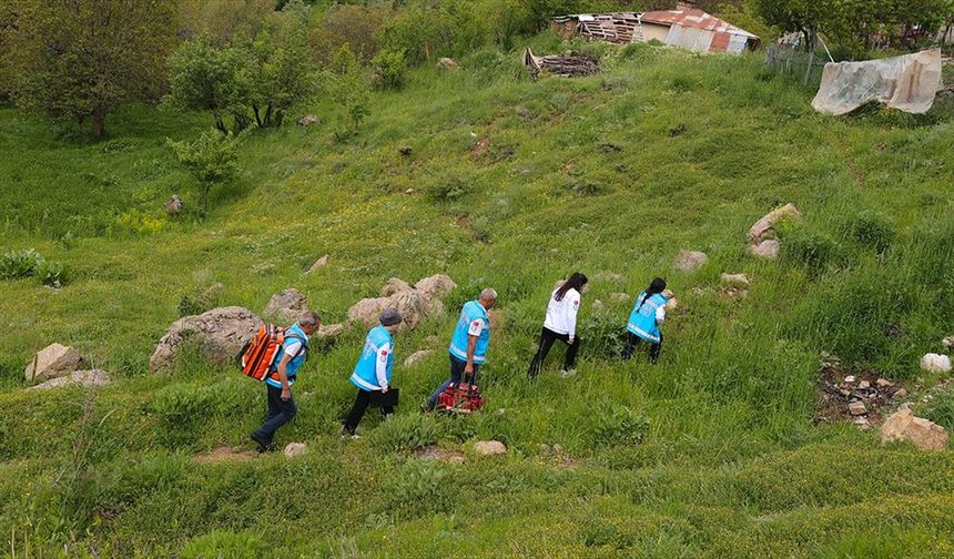 Hakkari'nin engebeli yollarını aşarak sağlık hizmetini insanların ayağına götürüyorlar