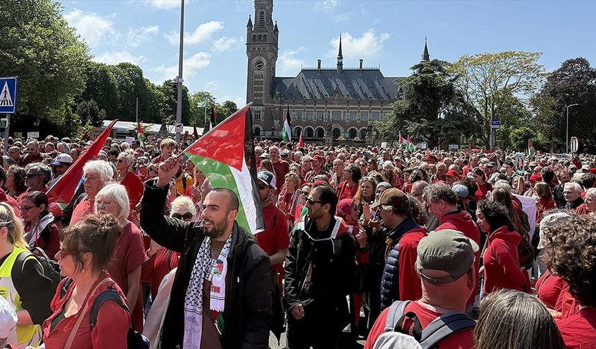 Hollanda'da 100 bin kişi, hükümetin İsrail politikasına karşı tepki gösterdi