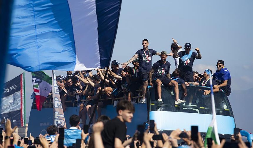 İtalya Serie A'yı kazanan Napoli, şampiyonluk turu attı