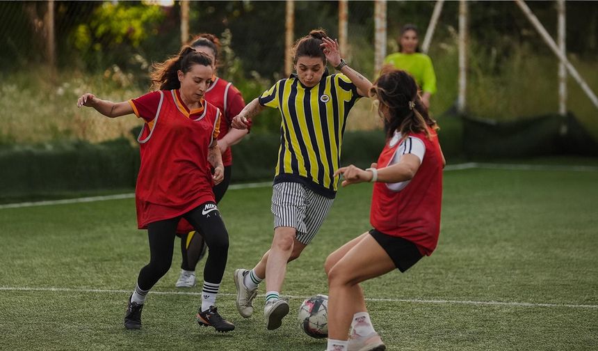 İzmirli kadınların halı saha maçında "kaybeden yok"