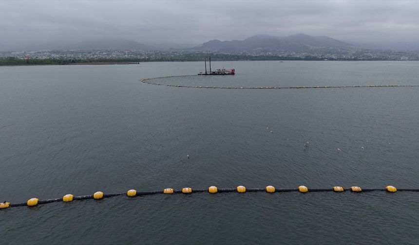İzmit Körfezi'nde 125 hektarlık alandan 1,1 milyon metreküp dip çamuru temizlendi